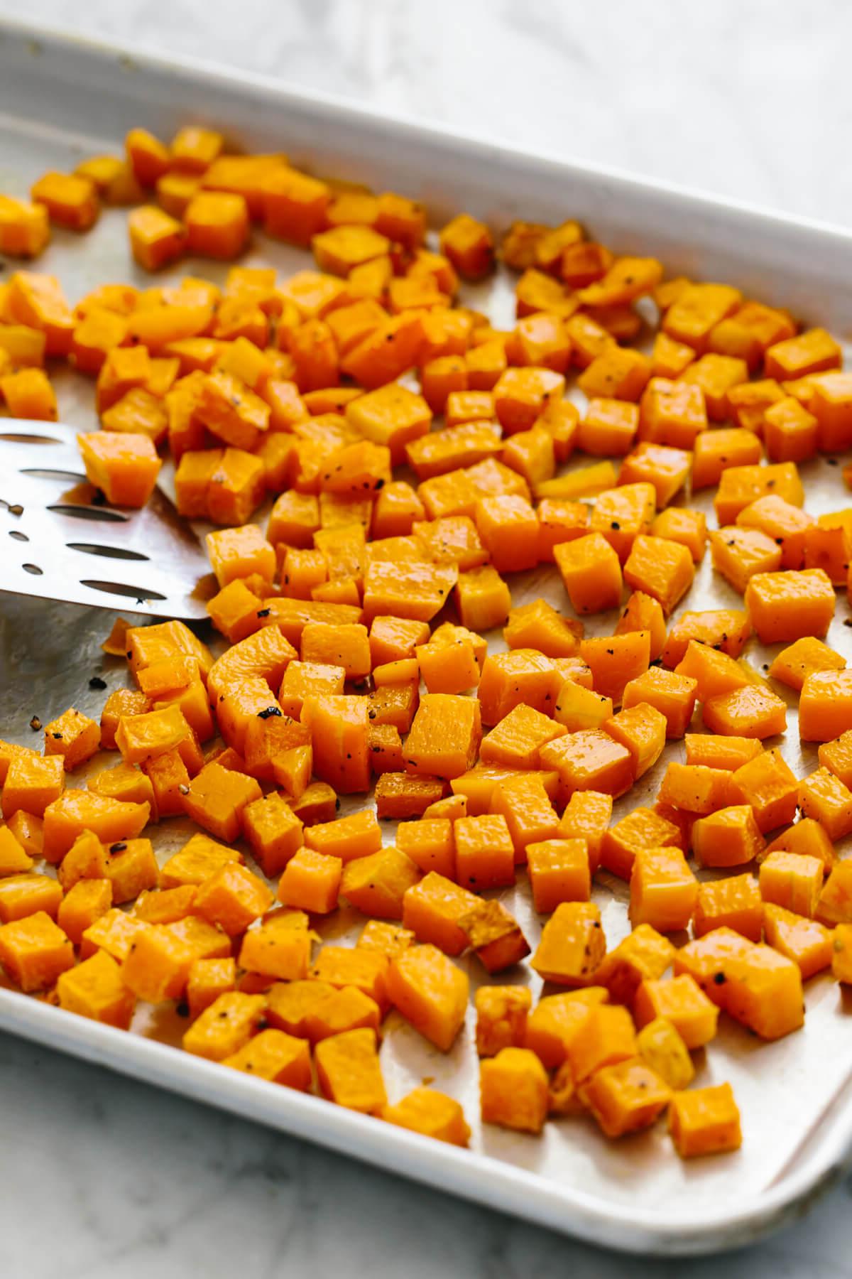 Die Ultimative Liste der Thanksgiving-Beilagen 21 Geröstete Kürbiswürfel frisch aus dem Ofen.