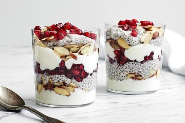 2 klare Gläser Granatapfel-Chia-Pudding-Parfaits
