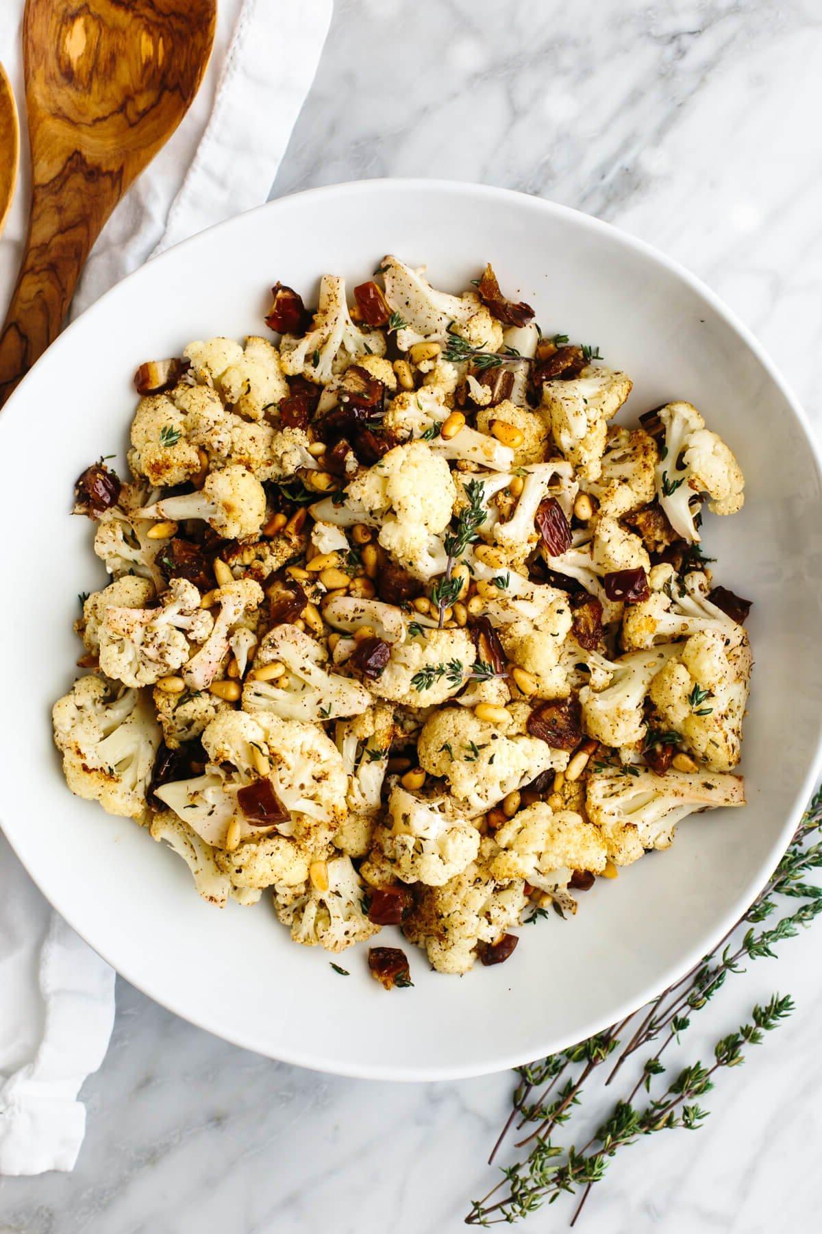 Die Ultimative Liste der Thanksgiving-Beilagen 23 Gerösteter Blumenkohl mit Za'atar-Gewürz in einer Schüssel.