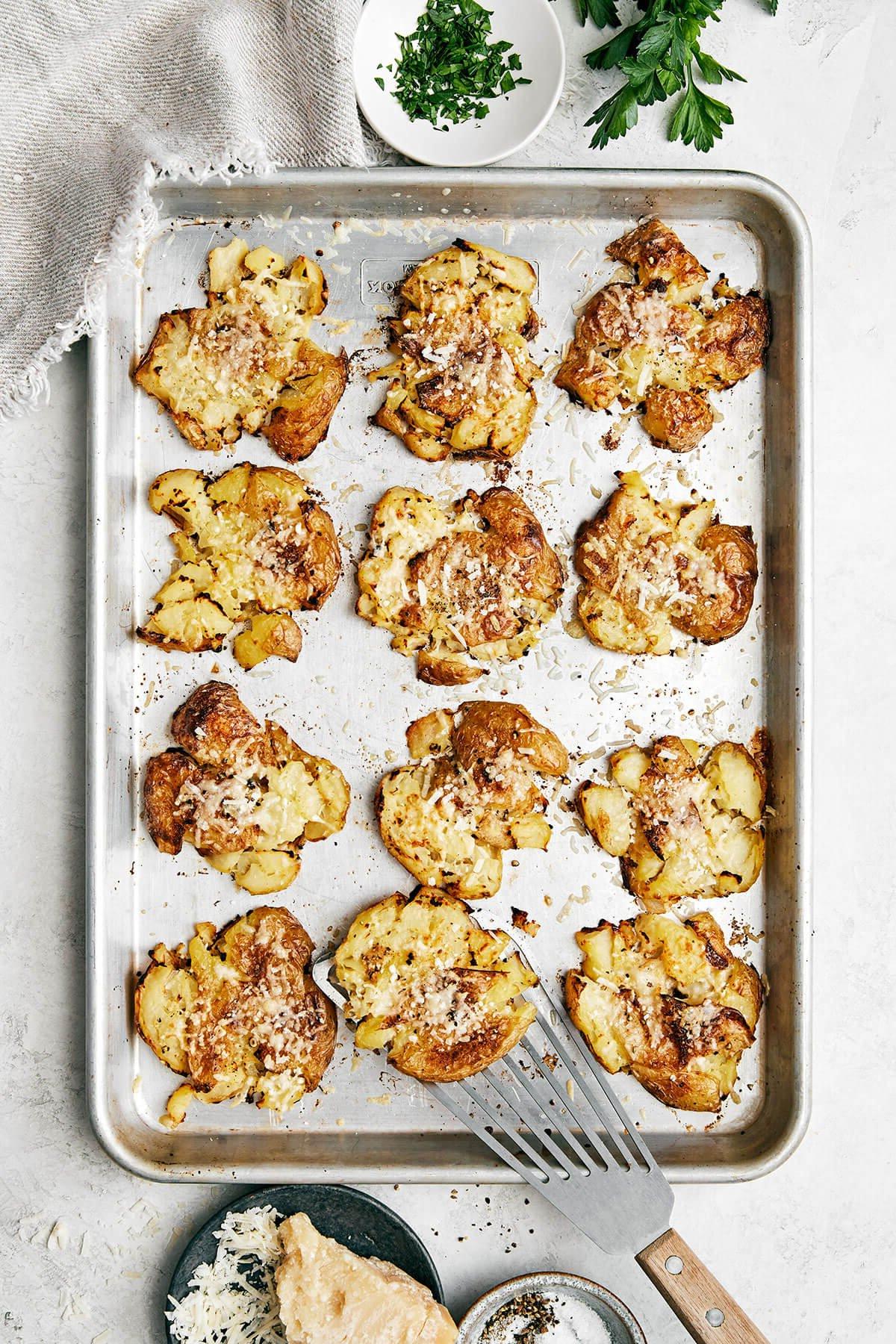 Die Ultimative Liste der Thanksgiving-Beilagen 24 Ein Backblech mit zerkleinerten Kartoffeln
