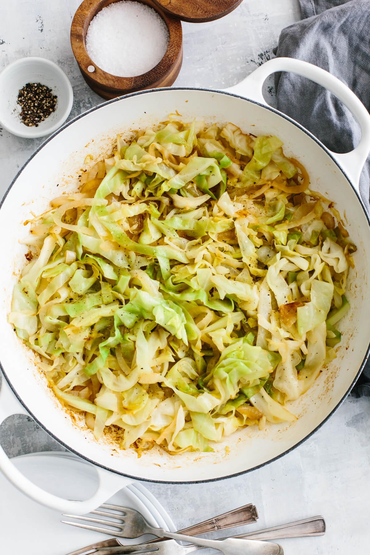 Die Ultimative Liste der Thanksgiving-Beilagen 27 Gedünsteter Kohl in einer Pfanne auf einem Tisch.