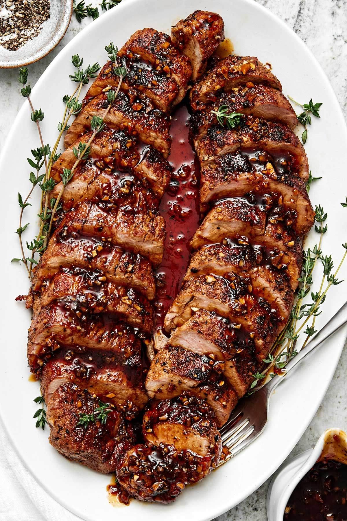 50+ Beste Weihnachtsessen Ideen 4 Honig-Knoblauch-Schweinefilet auf einem Teller.
