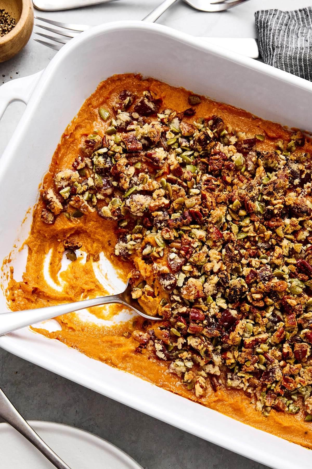 Die Ultimative Liste der Thanksgiving-Beilagen 4 Süßkartoffelauflauf mit einem Löffel.
