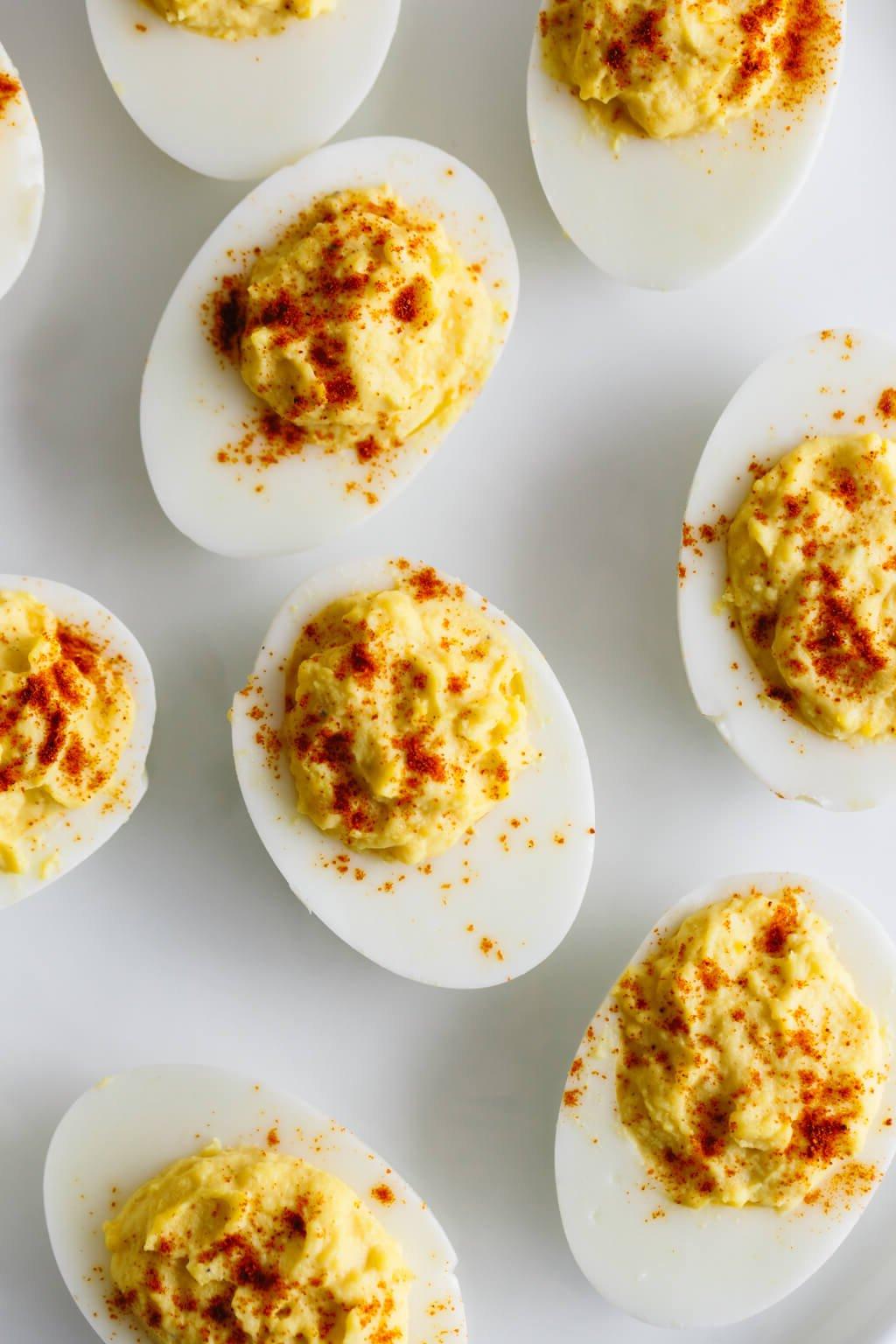 Deviled Eggs auf einem weißen Teller angerichtet.