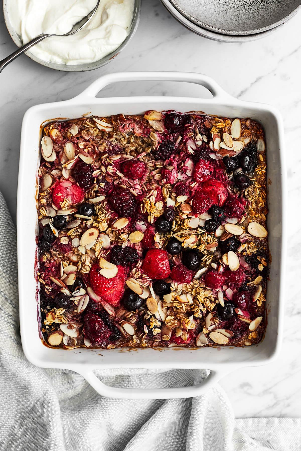 Die beliebtesten Weihnachtsfrühstücksideen 4 Gebackene Haferflocken mit Beeren in einer Auflaufform.