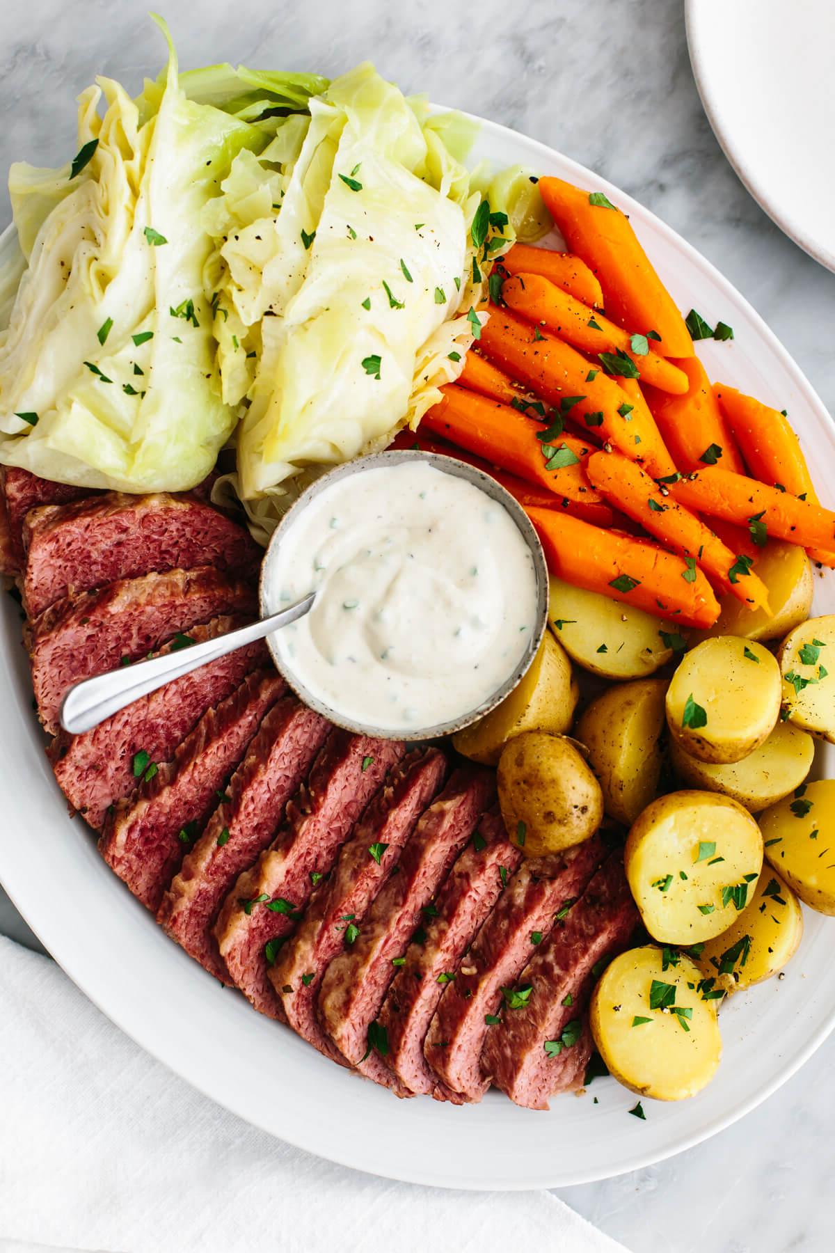 Die besten St. Patrick's Day Essensideen 4 Corned Beef und Kohl mit Meerrettichsauce auf einem Teller