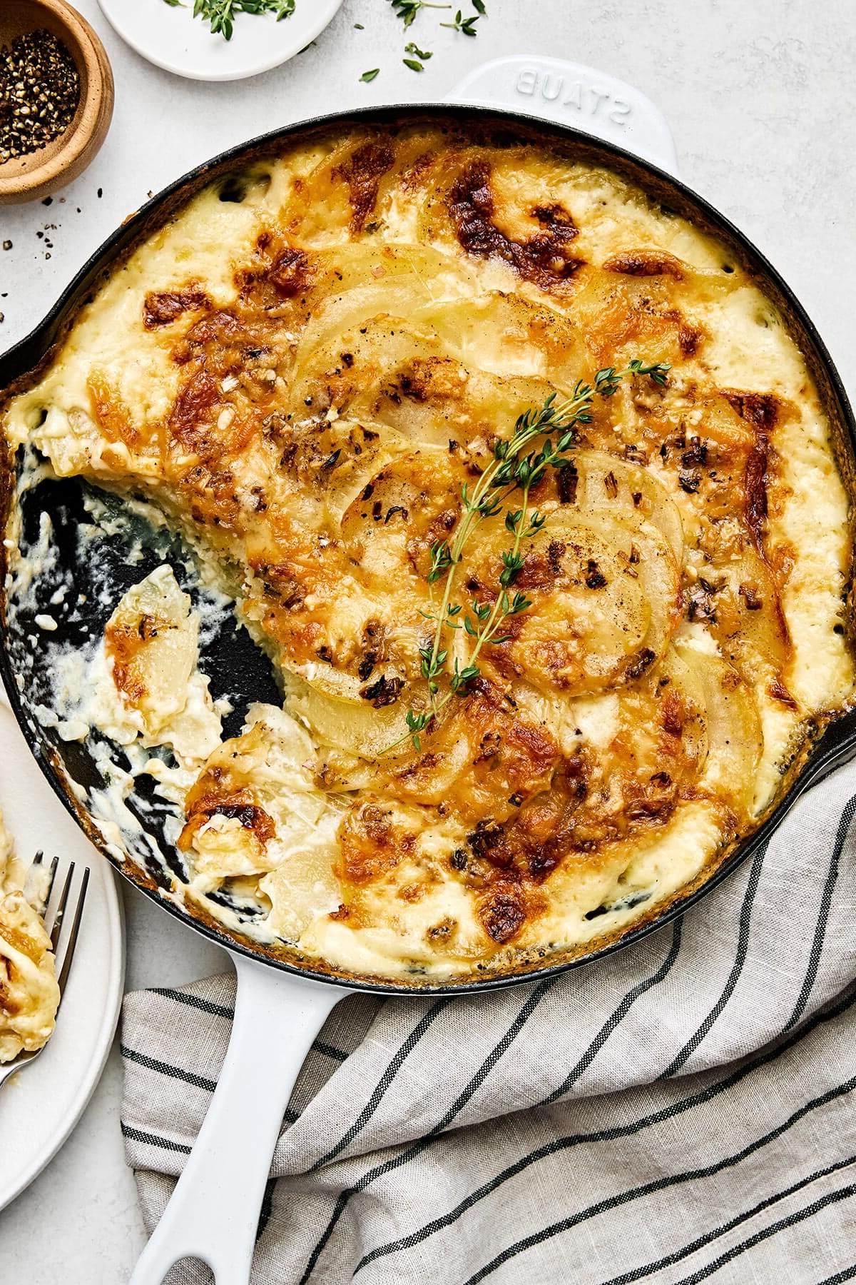 Die Ultimative Liste der Thanksgiving-Beilagen 33 Gratinierte Kartoffeln in einer Pfanne.