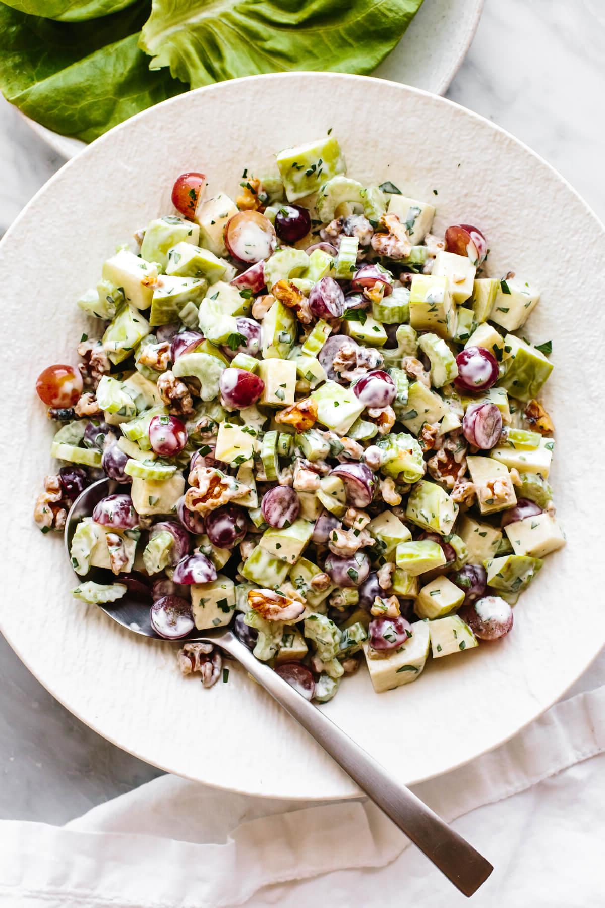 Die Ultimative Liste der Thanksgiving-Beilagen 40 Waldorf-Salat in einer großen weißen Schüssel.