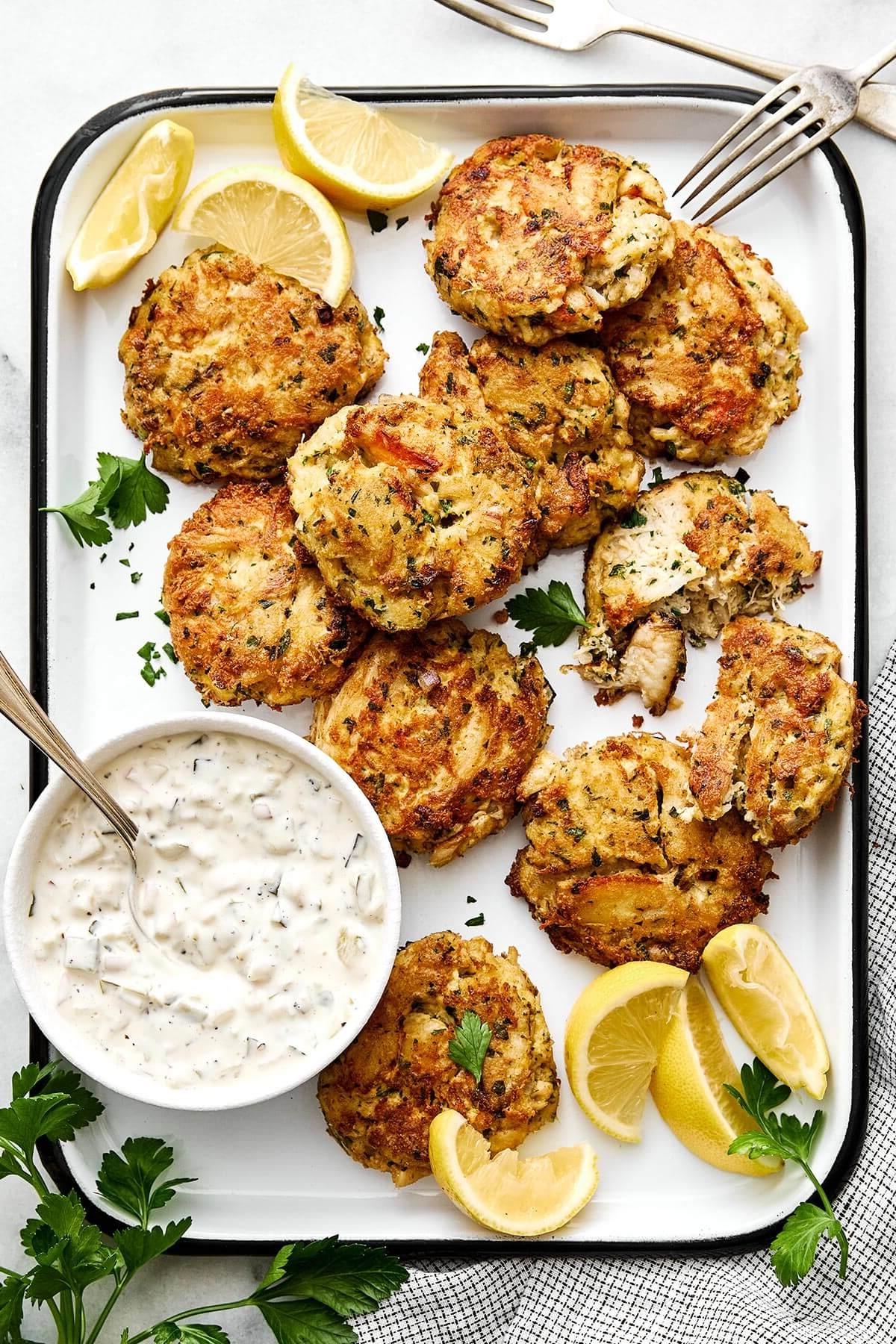 50+ Beste Weihnachtsessen Ideen 5 Eine Platte mit Krabbenküchlein und Remoulade.