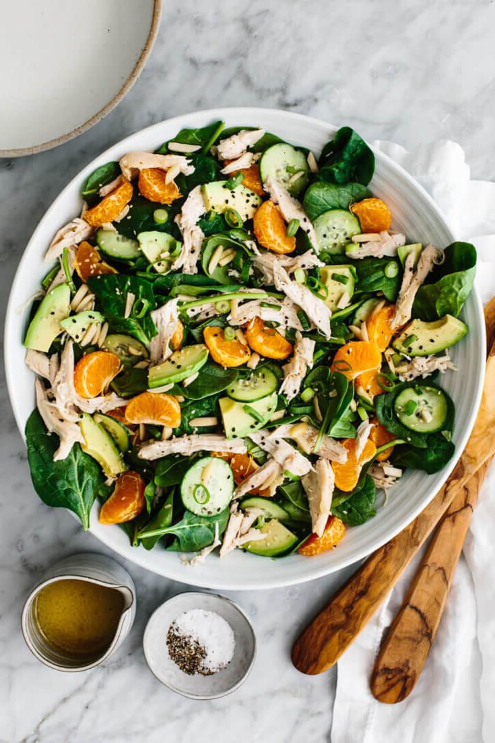 Eine große Schüssel Mandarinen-Hähnchensalat.