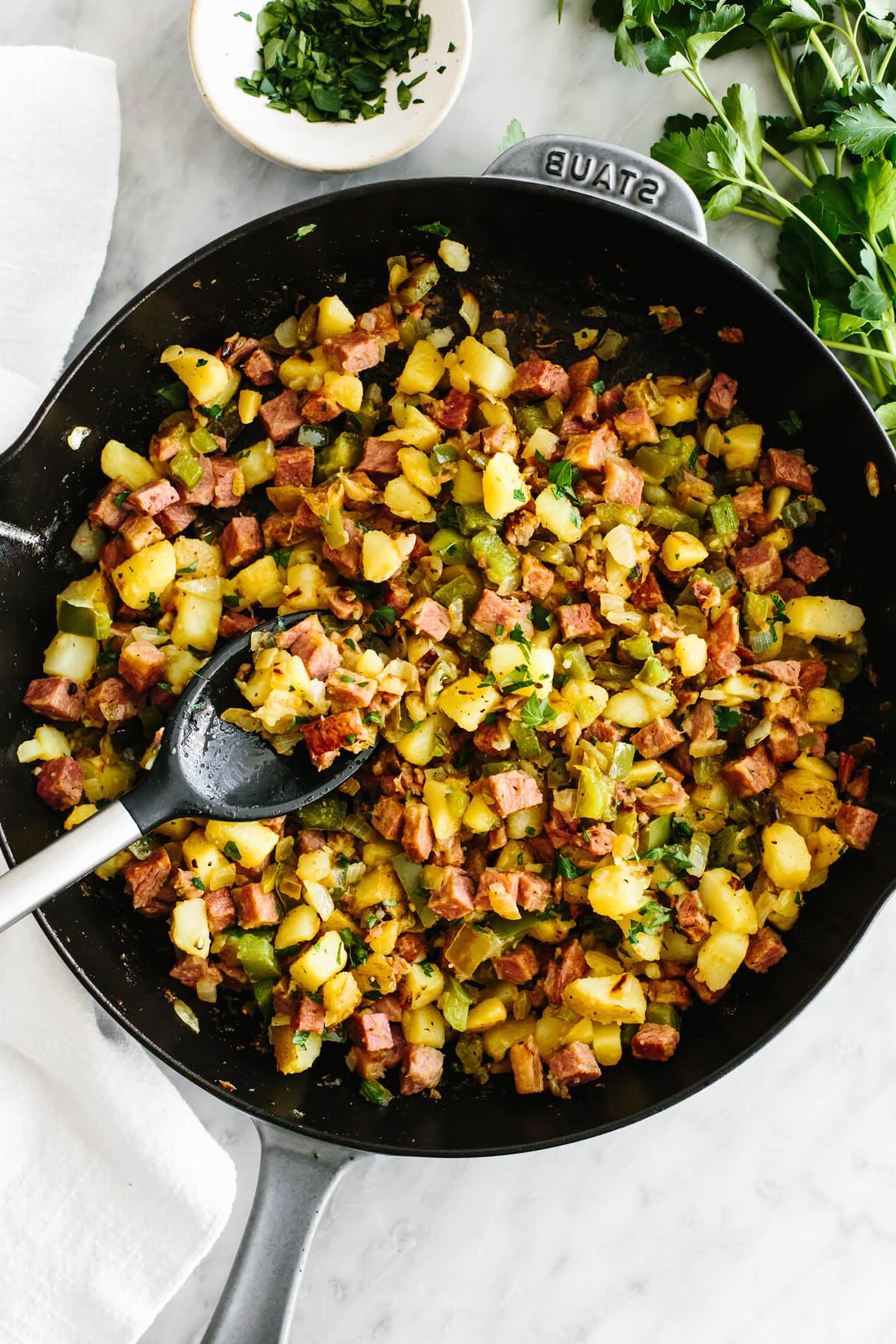 Die besten St. Patrick's Day Essensideen 5 Corned Beef Hash in einer Pfanne mit einem Löffel