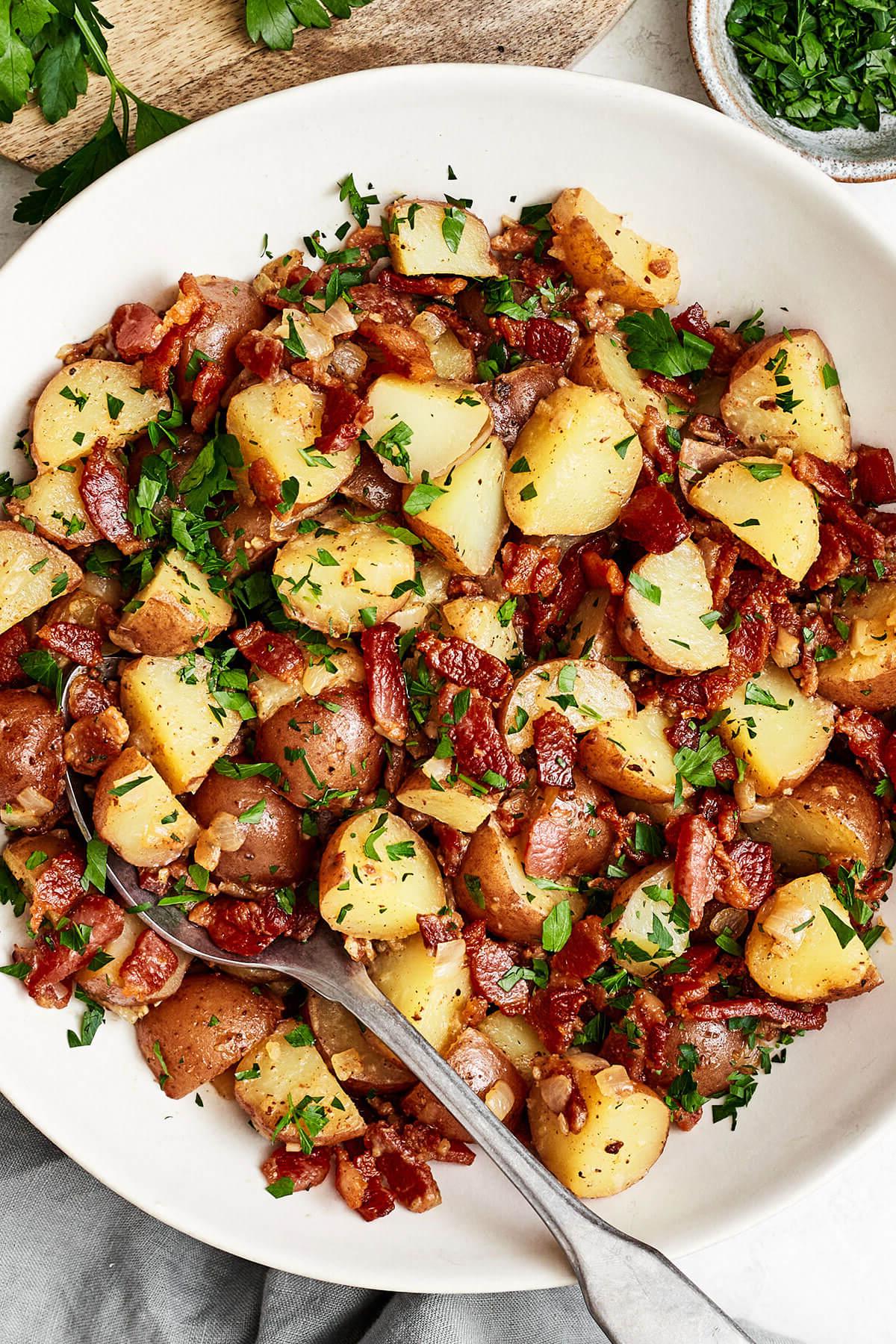 Die Ultimative Liste der Thanksgiving-Beilagen 45 Eine große Schüssel deutscher Kartoffelsalat