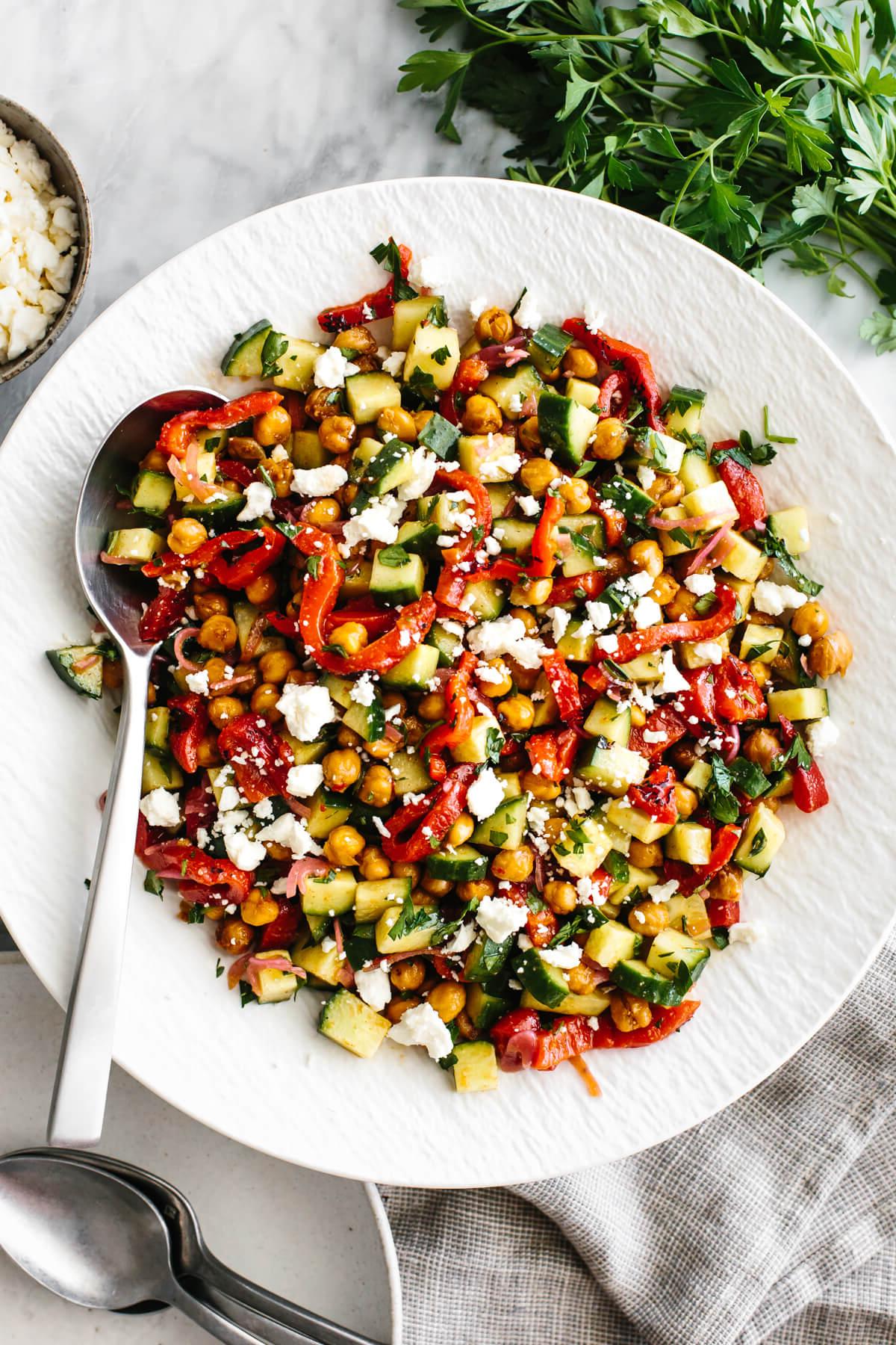 Die Ultimative Liste der Thanksgiving-Beilagen 46 Gerösteter Paprika- und Kichererbsensalat in einer weißen Schüssel