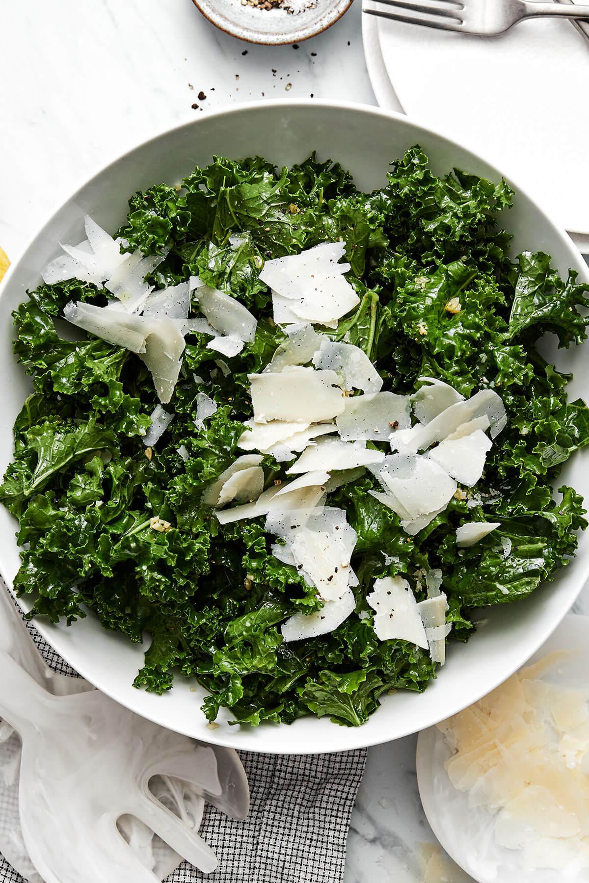 Die Ultimative Liste der Thanksgiving-Beilagen 47 Eine Schüssel Grünkohlsalat mit Parmesan.