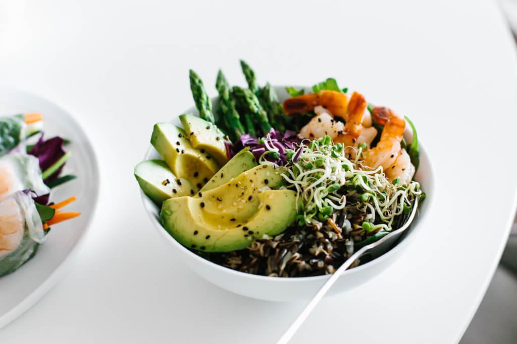 Nutzen Sie frische, saisonale Produkte in diesem gesunden Meal Prep Leitfaden für den Frühling. Mit 11 vorbereiteten Zutaten können Sie eine Vielzahl gesunder Rezepte zubereiten.