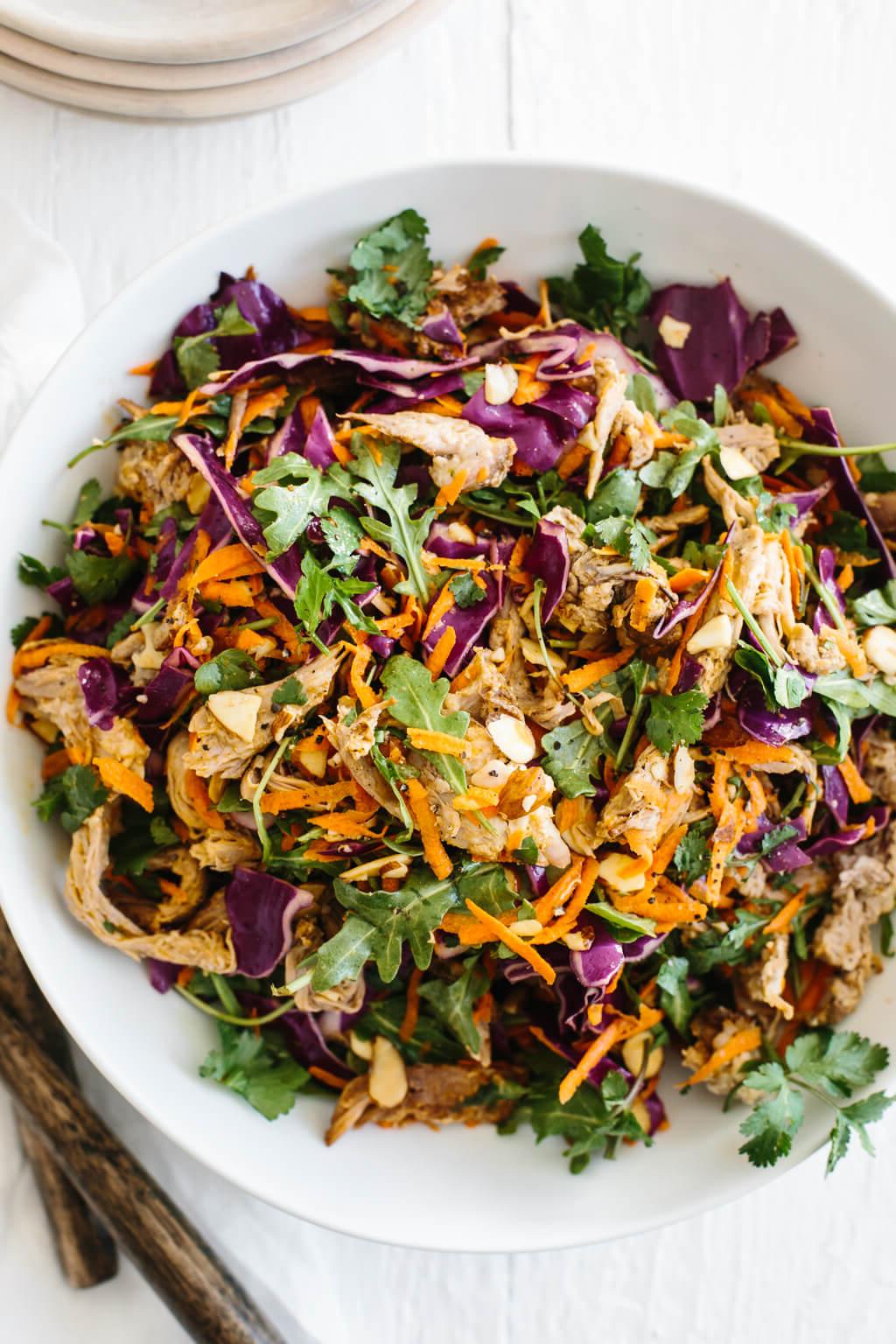 Über 40 einfache und gesunde Salatrezepte 5 Pulled Pork, Kraut- und Rucolasalat mit Zitrus-Limetten-Vinaigrette. Ein herzhaftes, geschmackvolles und gesundes Salatrezept.
