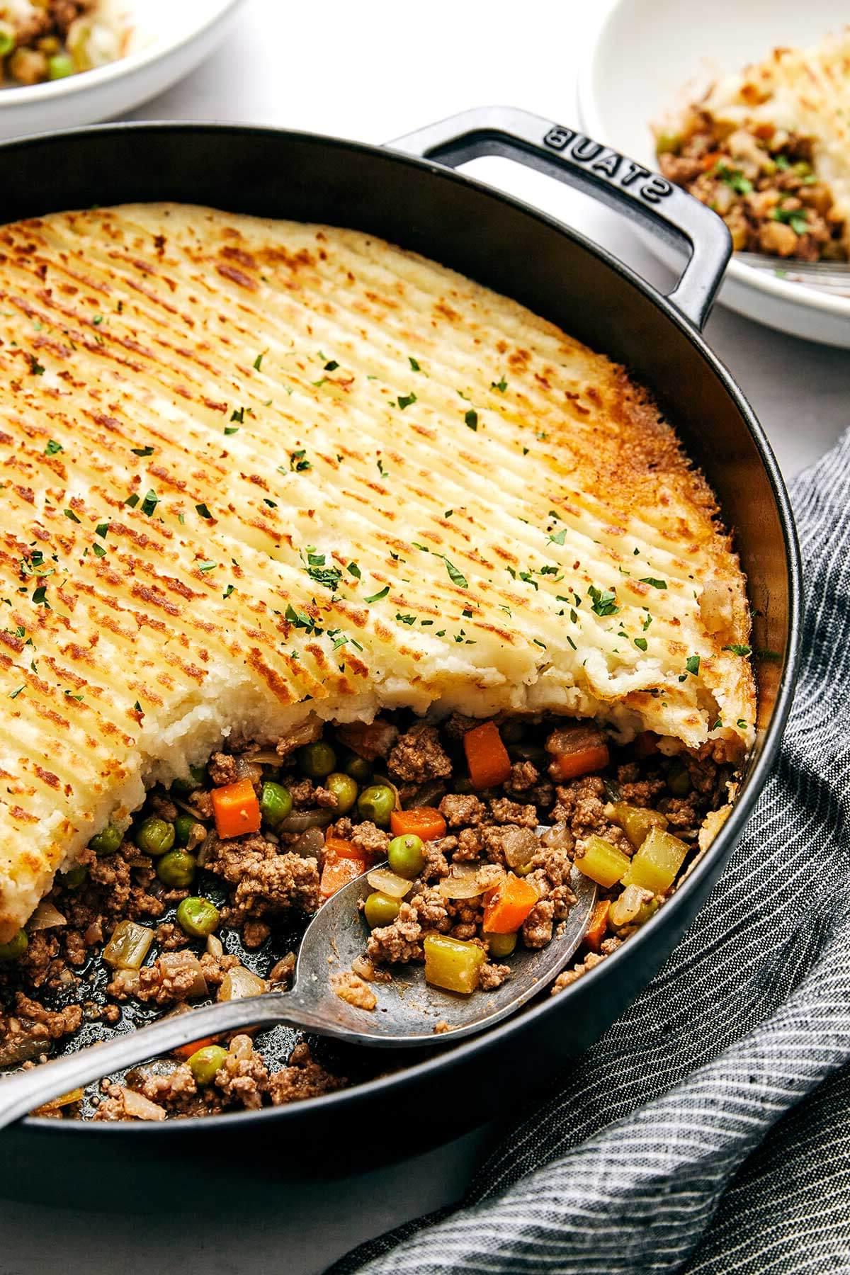 Die besten St. Patrick's Day Essensideen 6 Cottage Pie mit einem Löffel.