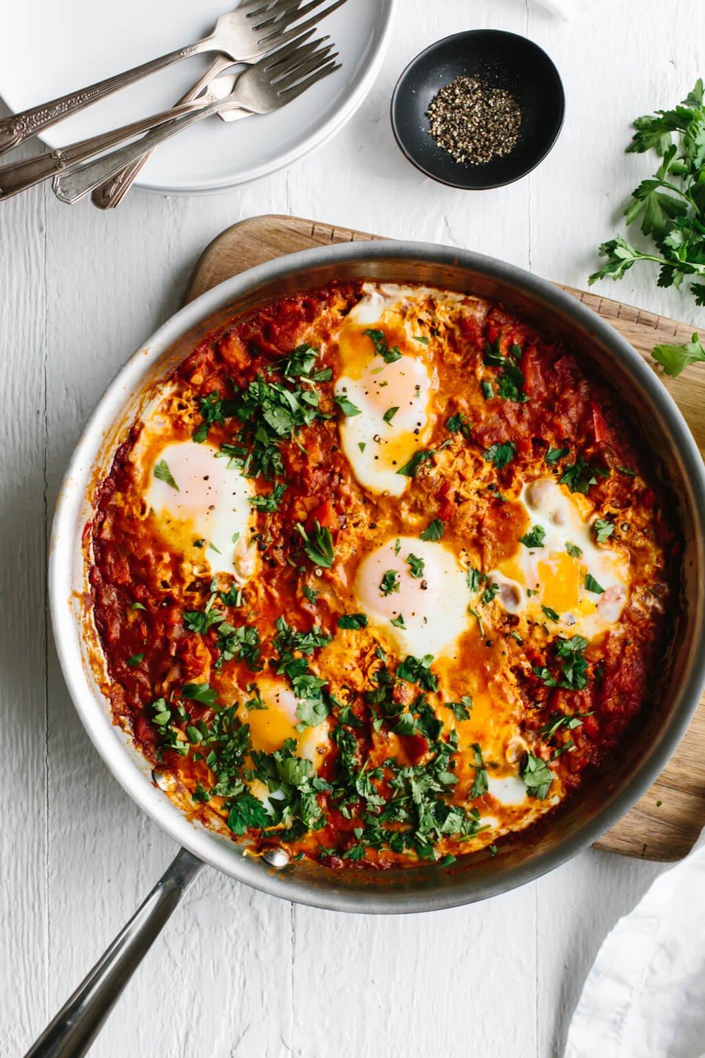 Die beliebtesten Weihnachtsfrühstücksideen 7 Shakshuka ist ein einfaches, gesundes Frühstücksrezept in Israel und anderen Teilen des Nahen Ostens und Nordafrikas. Es ist eine einfache Kombination aus köchelnden Tomaten, Zwiebeln, Knoblauch, Gewürzen und sanft pochierten Eiern.