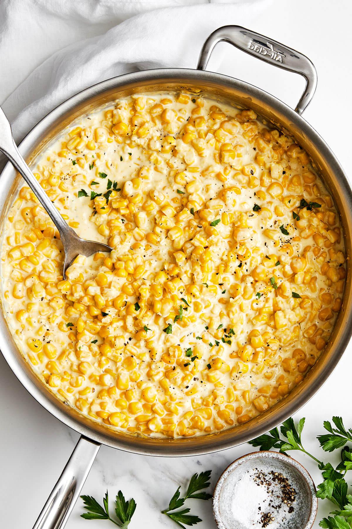 Die Ultimative Liste der Thanksgiving-Beilagen 8 Eine Pfanne mit Rahmmais.