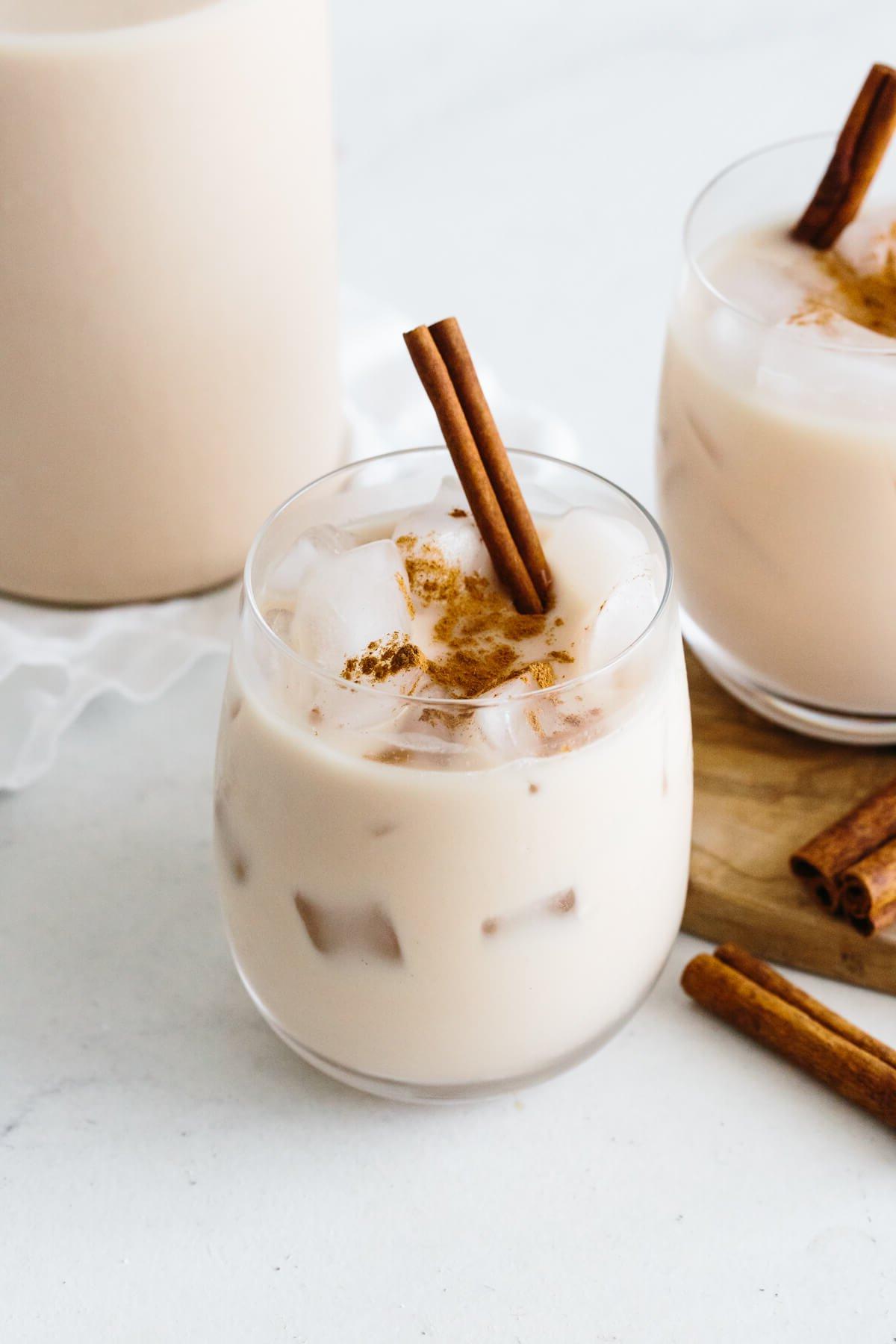 Horchata in einem Glas mit Zimtstange.