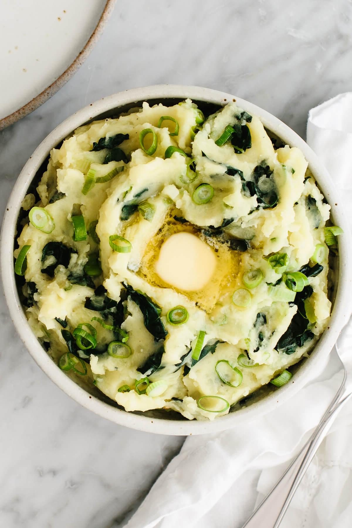 Die besten St. Patrick's Day Essensideen 8 Colcannon in einer Schüssel.