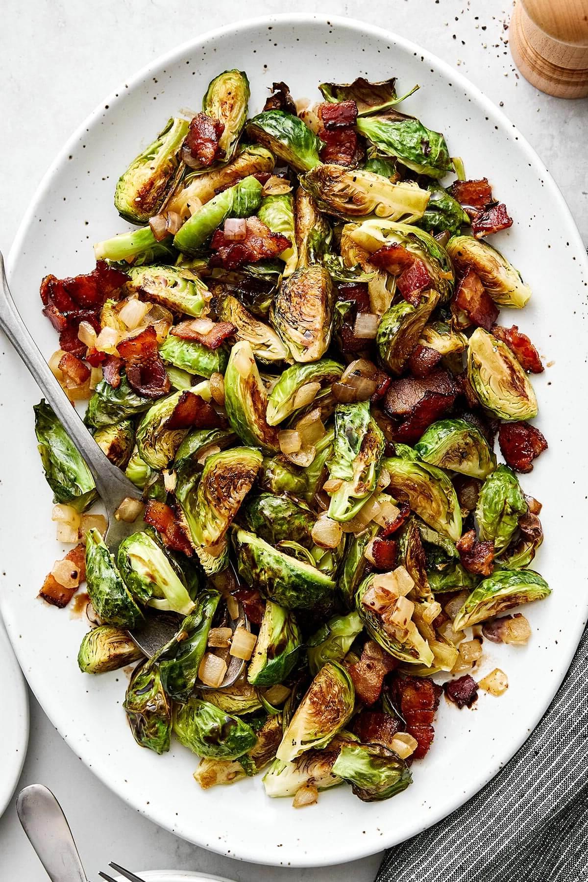 50+ Beste Weihnachtsessen Ideen 9 Eine Platte mit Balsamico-Speck-Rosenkohl.