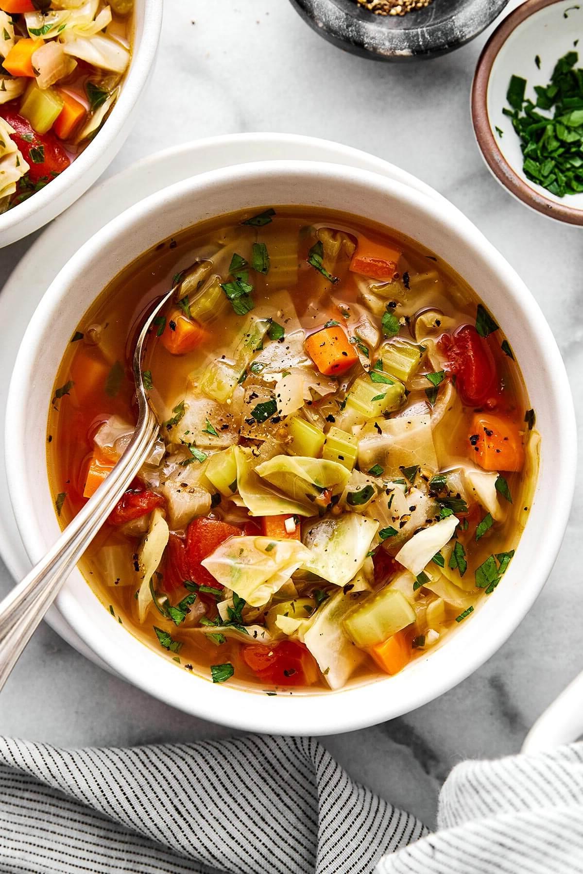 Die besten St. Patrick's Day Essensideen 9 Eine Schüssel Kohlsuppe.