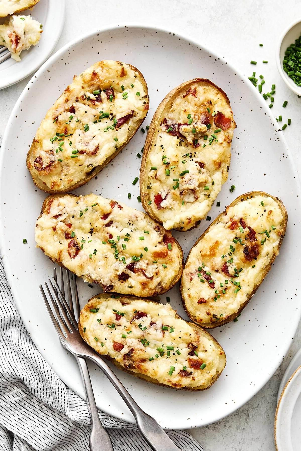 50+ Beste Weihnachtsessen Ideen 10 Eine Platte mit zweifach gebackenen Kartoffeln.