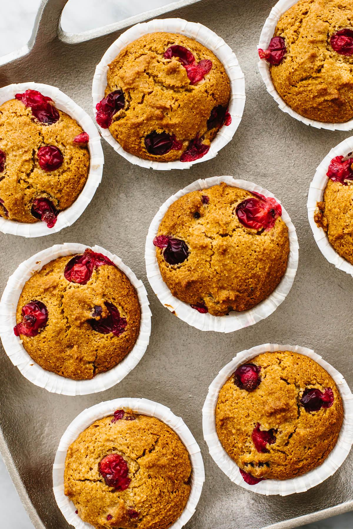 Die beliebtesten Weihnachtsfrühstücksideen 10 Ein Tablett gefüllt mit Cranberry-Orangen-Muffins