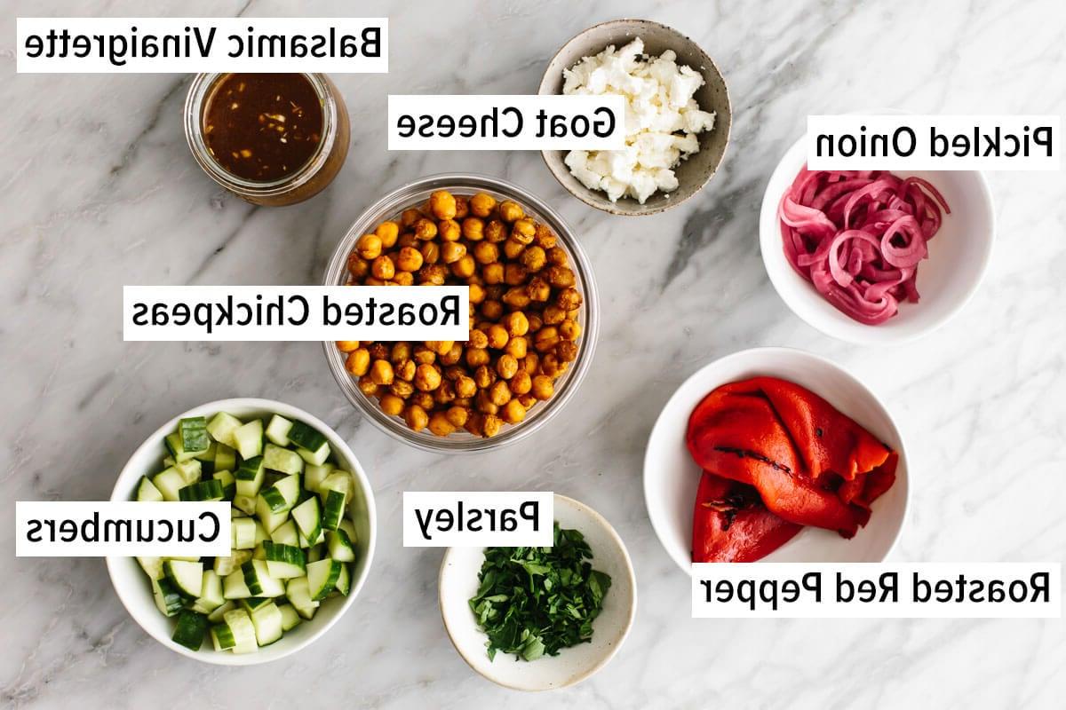 Dieses preiswerte Meal Prep zeigt, dass gesunde Ernährung nicht teuer sein muss. Verwandeln Sie 11 vorbereitete Zutaten in 7 Mahlzeiten, die jeweils 3€ oder weniger kosten! Zutaten für Kichererbsensalat in einem budgetfreundlichen Meal Prep