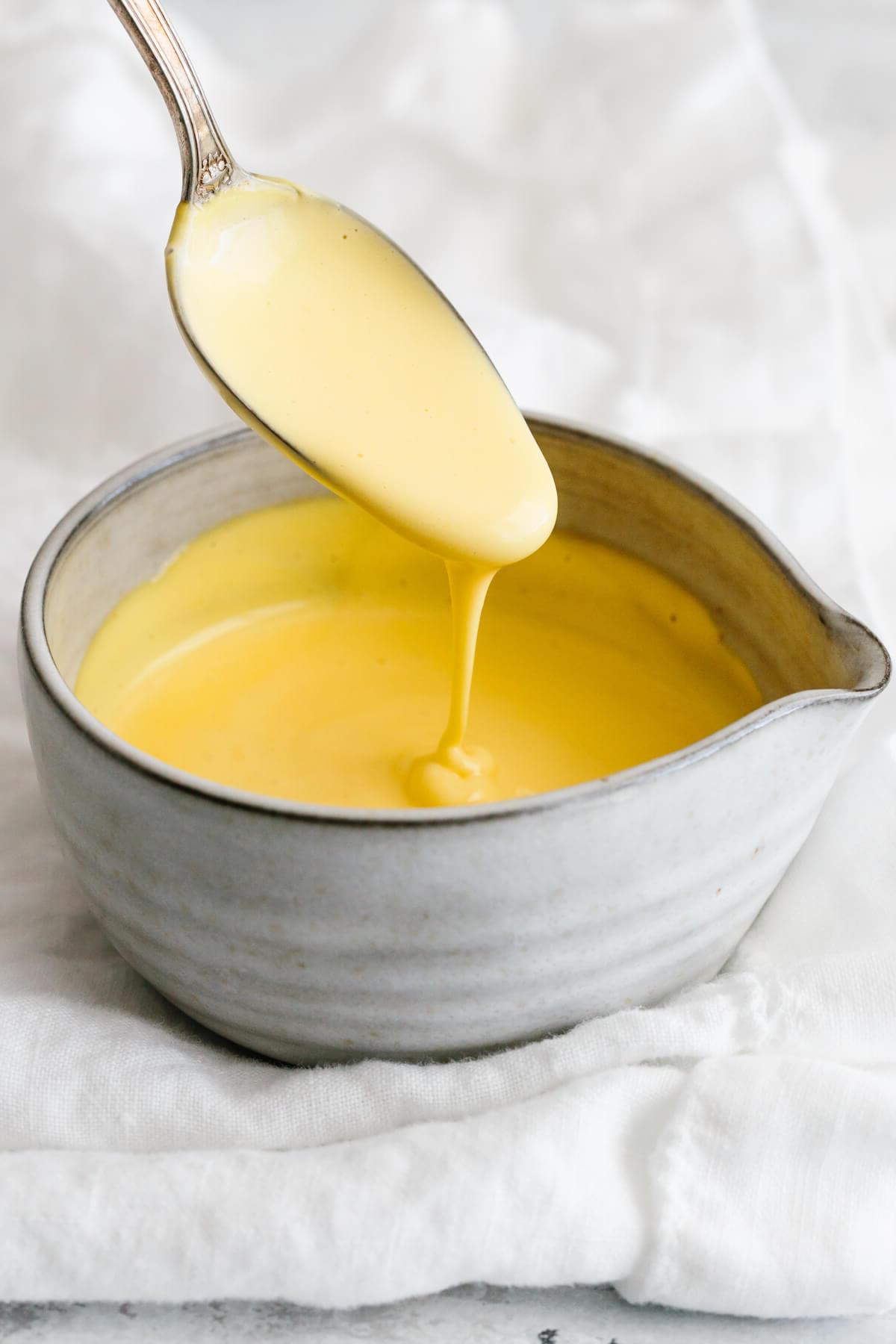 Hollandaise-Sauce in einer kleinen grauen Schüssel.