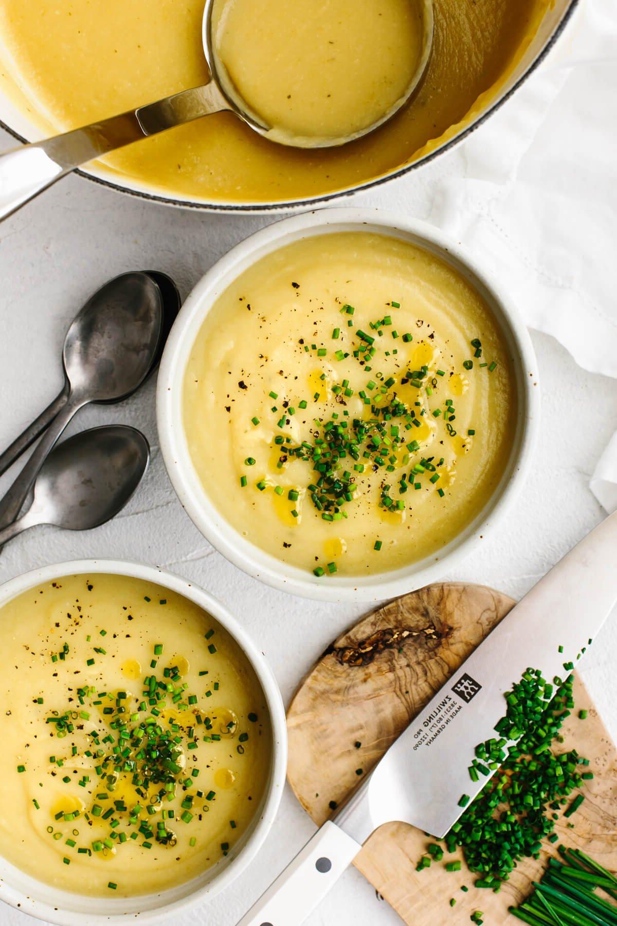 Die besten St. Patrick's Day Essensideen 10 Kartoffel-Lauch-Suppe in Schüsseln auf einem Tisch