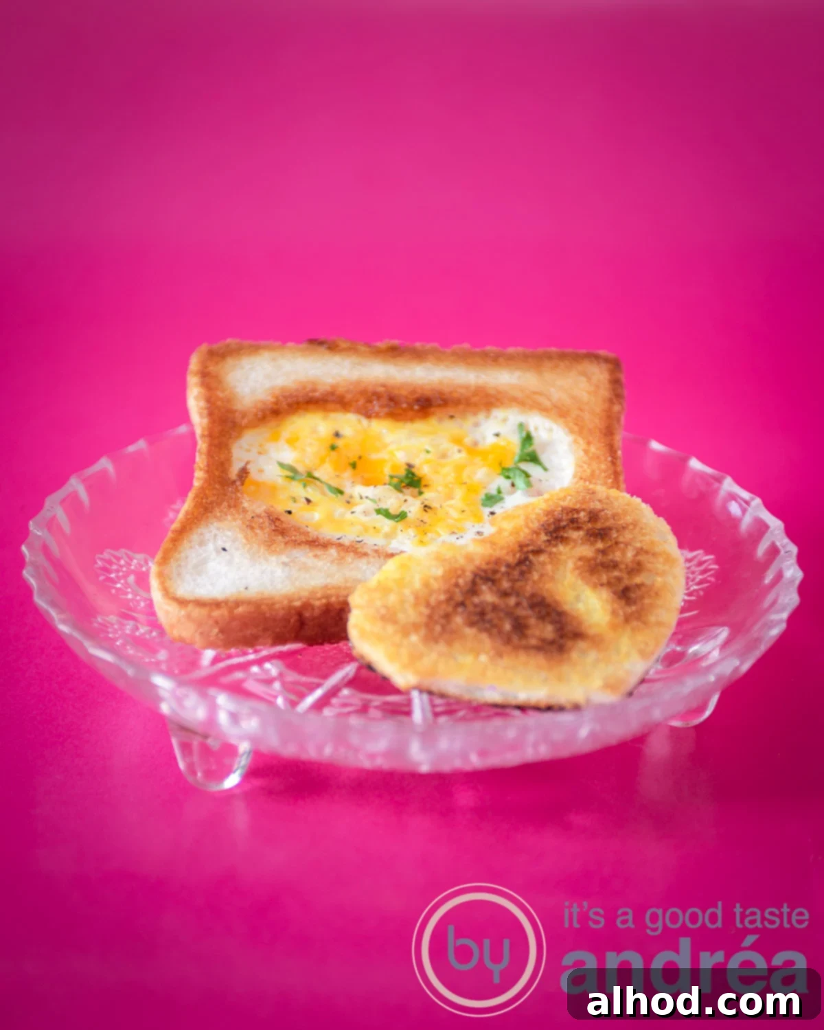 Love Heart Egg Toast 5 Brood ei voor Valentijn, a final beautifully plated heart-shaped egg in a hole.