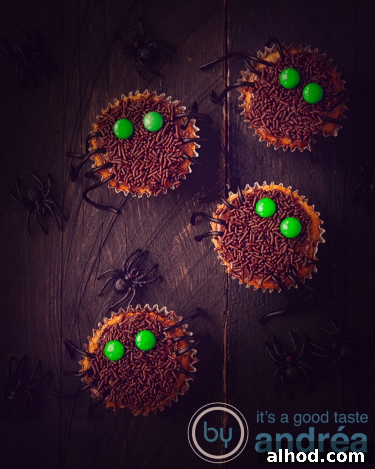 Creepy-Crawly Licorice Leg Cupcakes 2 Dört adet Cadılar Bayramı kapkeği, çikolata sosu, M&M'ler ve siyah meyan kökü bacakları ile örümcekler şeklinde dekore edilmiş.
