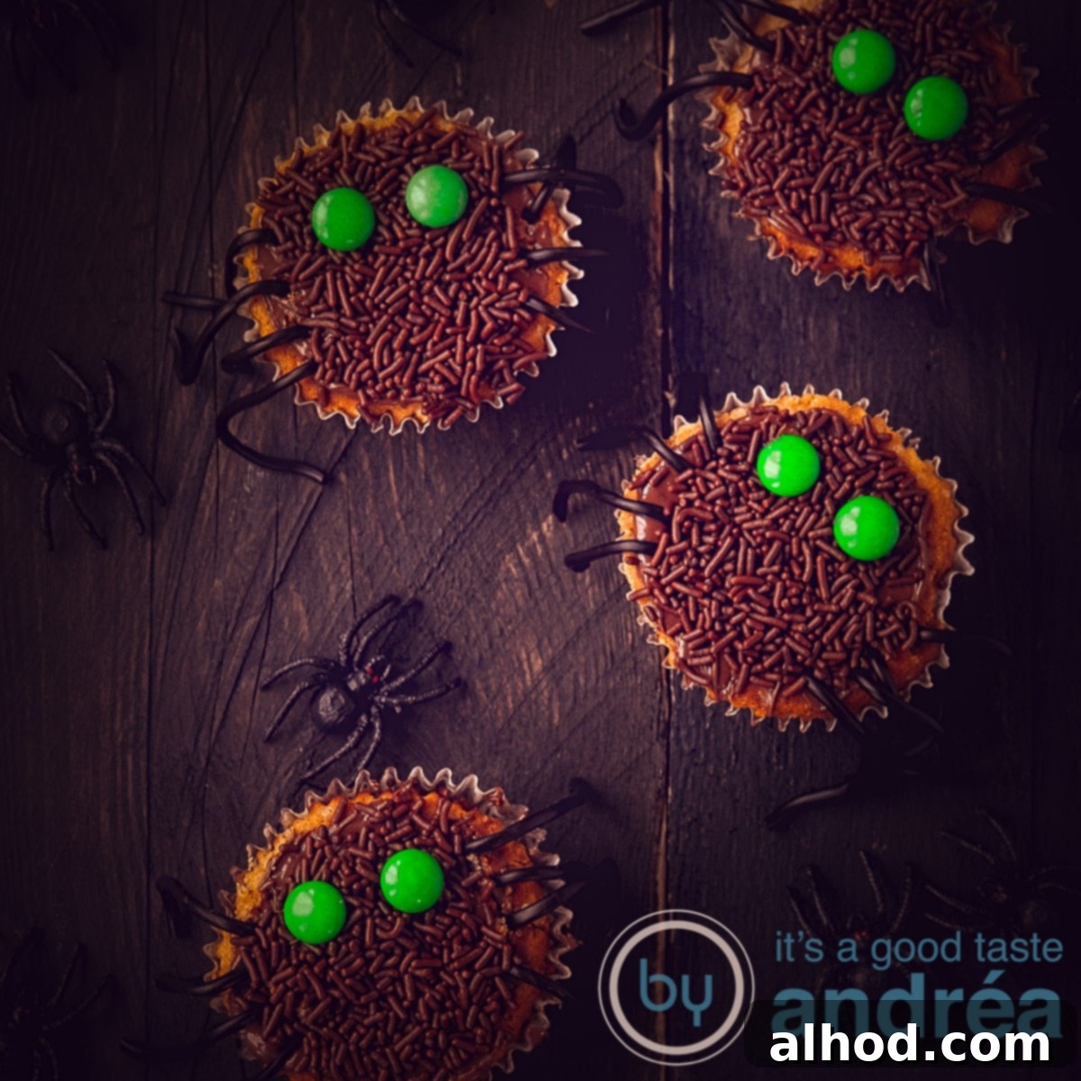 Creepy-Crawly Licorice Leg Cupcakes 5 2 bütün örümcek kapkeği ve 2 yarım örümcek kapkeği gösteren kare bir fotoğraf.