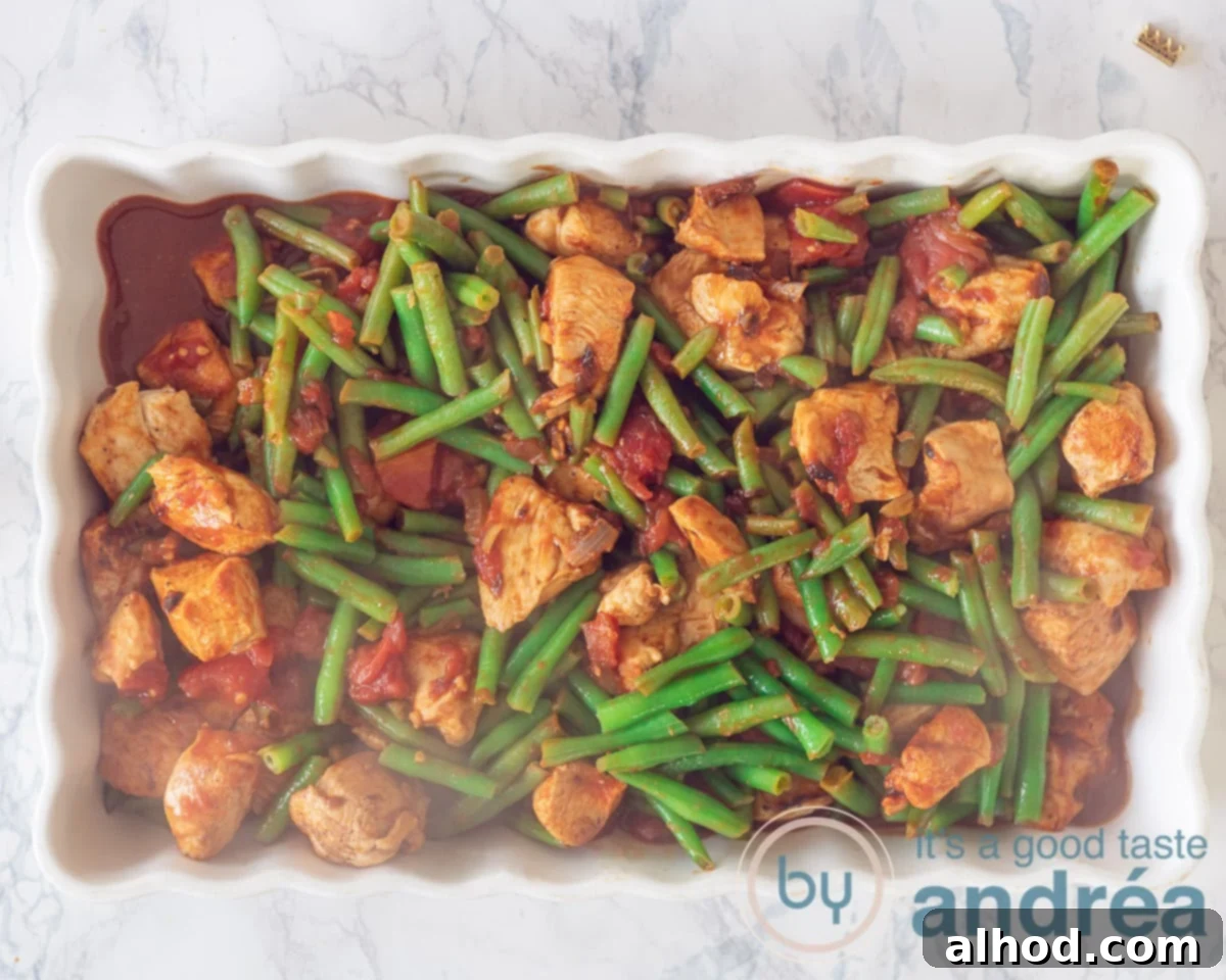 Loaded Chicken Nacho Bake 6 Een ovenschaal gevuld met kip, tomatensaus en boontjes