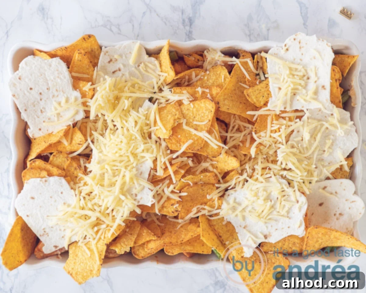 Loaded Chicken Nacho Bake 9 Een ovenschaal met nachos, tortilla spookjes en geraspte kaas