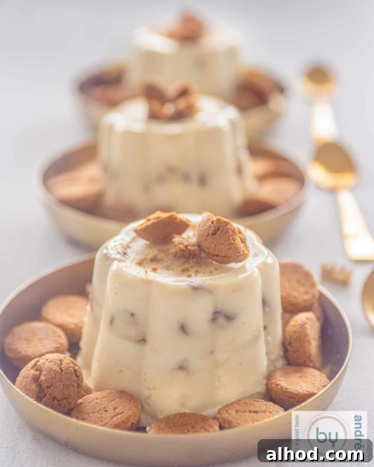 Dutch Pepernoten Pudding with Golden Caramel Swirl 3 Three small puddings with pepernoten in a row, individually portioned and garnished.