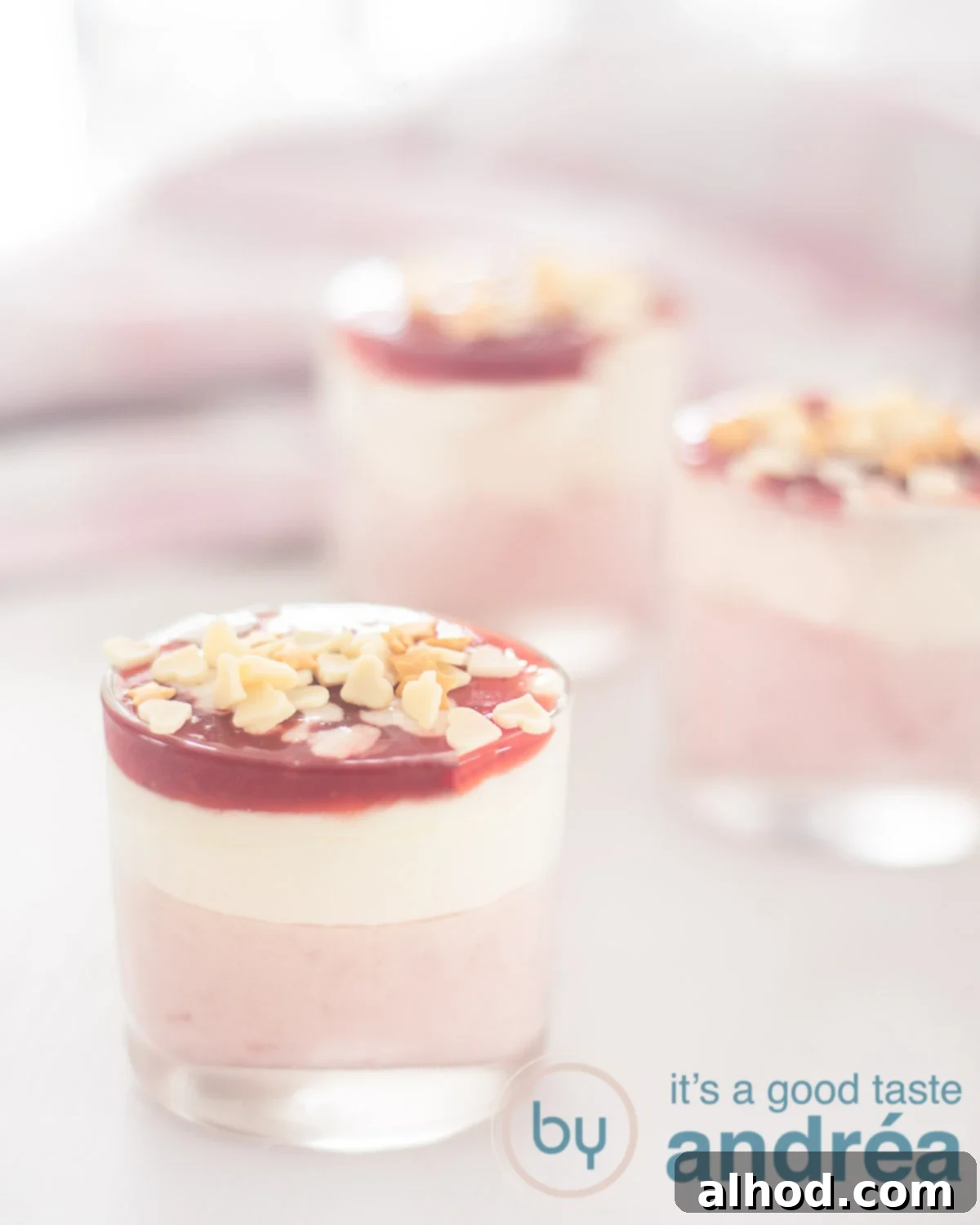 Decadent White Chocolate Strawberry Mousse 5 aardbeien mousse en witte chocolade mousse in een glaasje