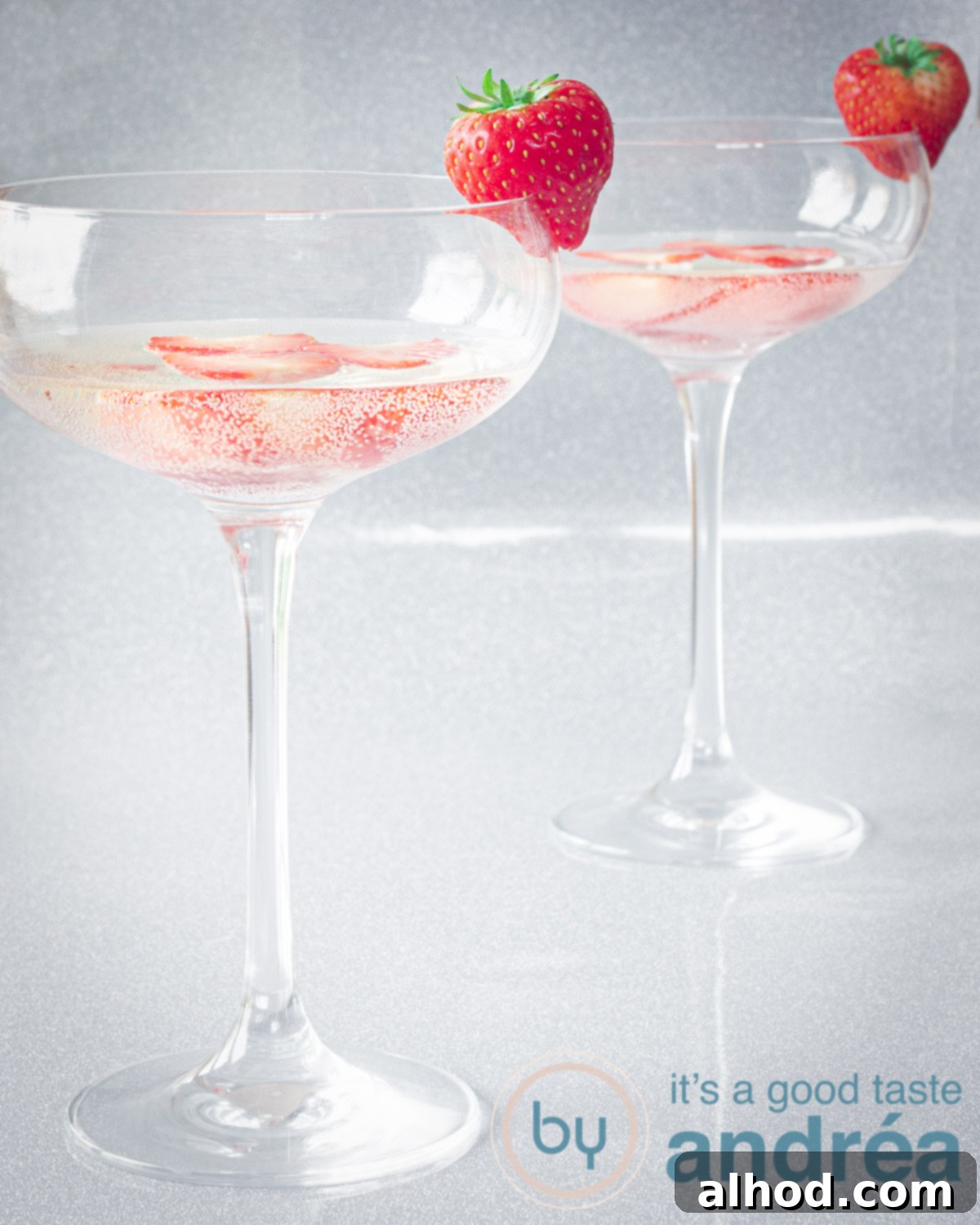 Strawberry Prosecco Fizz 5 Aardbeien prosecco cocktail - strawberry prosecco cocktail, beautifully presented in a tall glass.