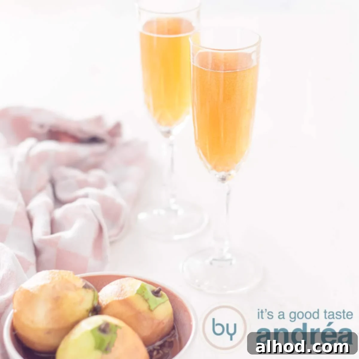 A square photo with two glasses filled with pear champagne cocktail. In the foreground, on the left, a dish with stewed pears, highlighting a sophisticated and fruity drink.