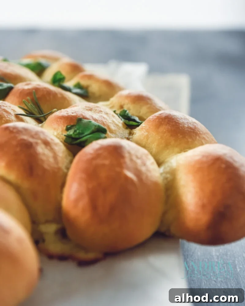 Gooey Mozzarella Cream Cheese Pull-Apart Bread 4 Breekbolletjes met roomkaas en mozzarella