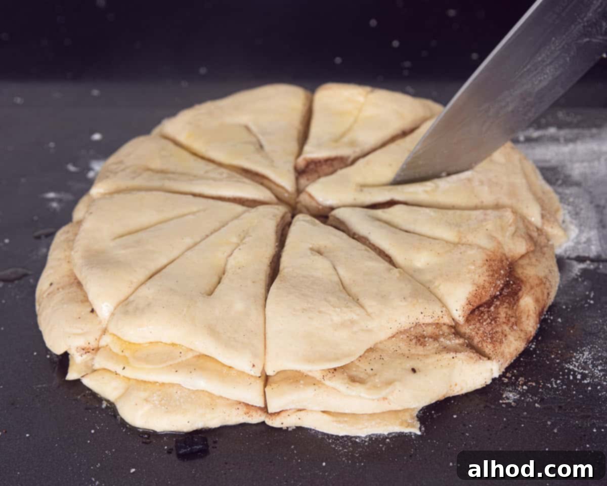 A layer of circles of dough, cut in eight and in the middle a small cut is made.