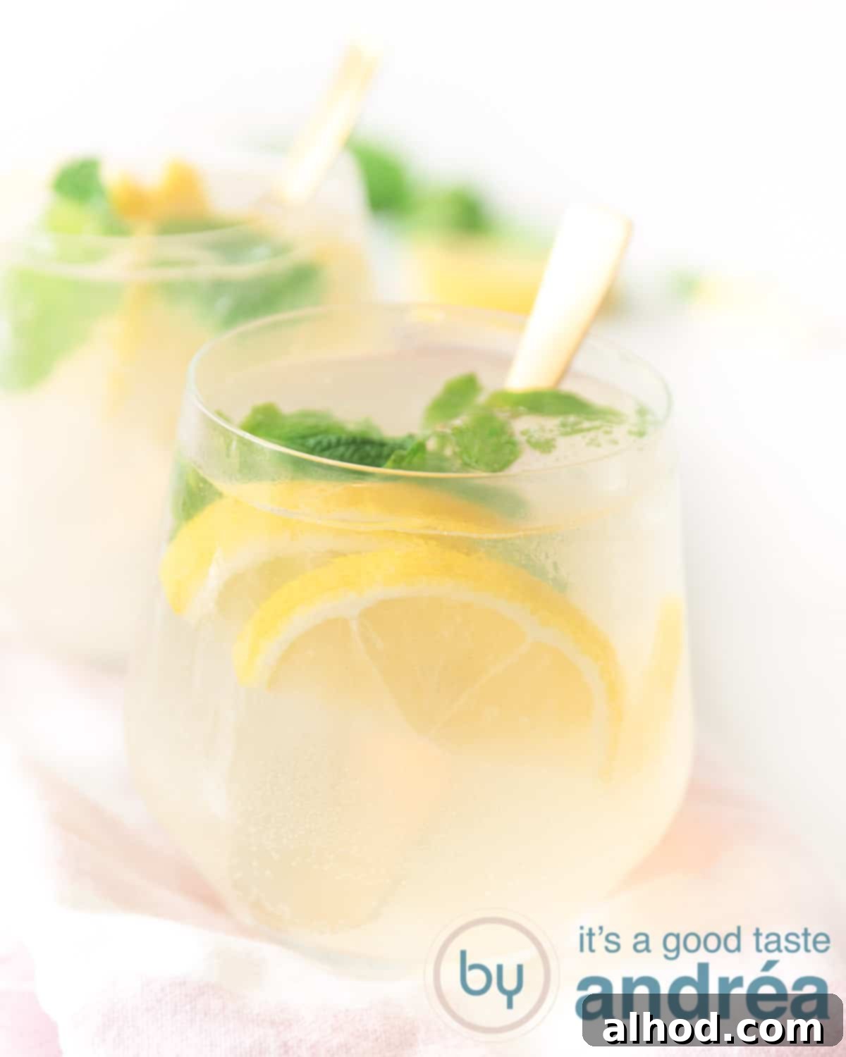 Zesty Limoncello Gin Cocktail 8 Two glasses behind each other filled with a cocktail of limoncello and gin