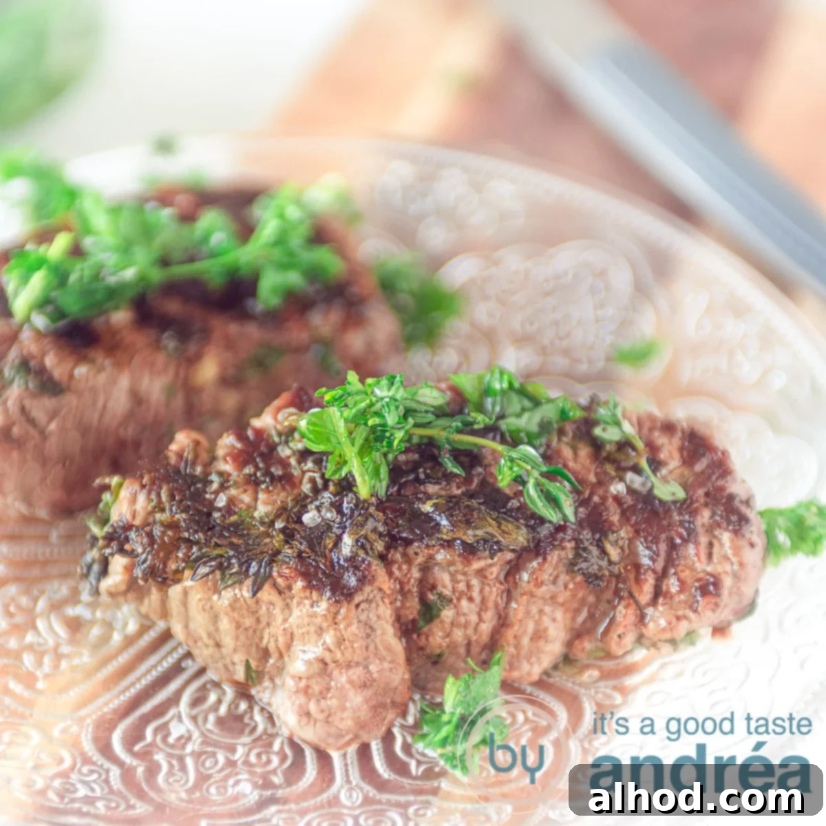 Green Herb Marinated Grilled Flat Iron Steak 6 Vierkante foto van bieflappen met groene kruiden op een glazen bord