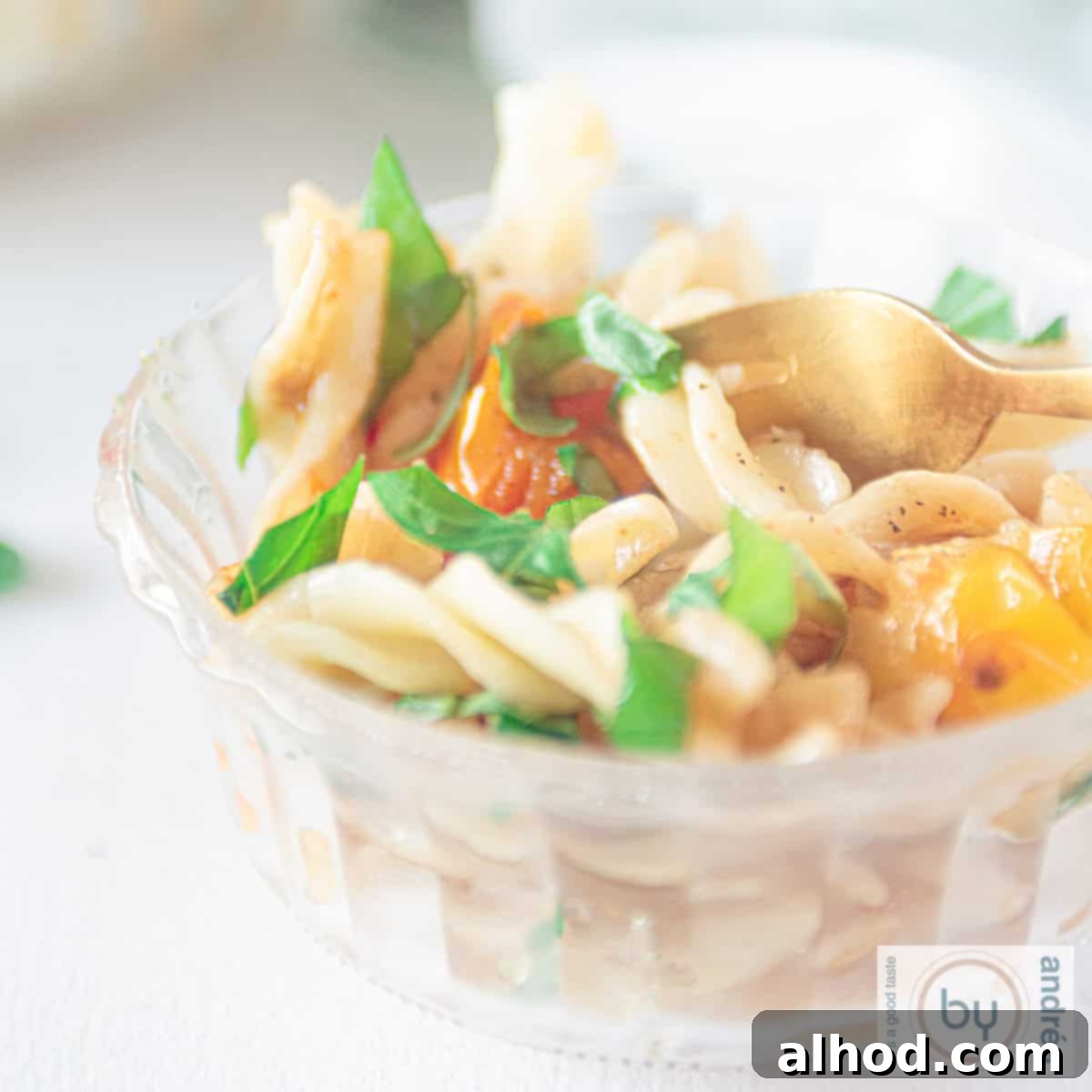 Bright Roasted Tomato Pasta Salad 4 Een vierkante foto met een glazen schaaltje met een pastasalade met gestoofde tomaatjes
