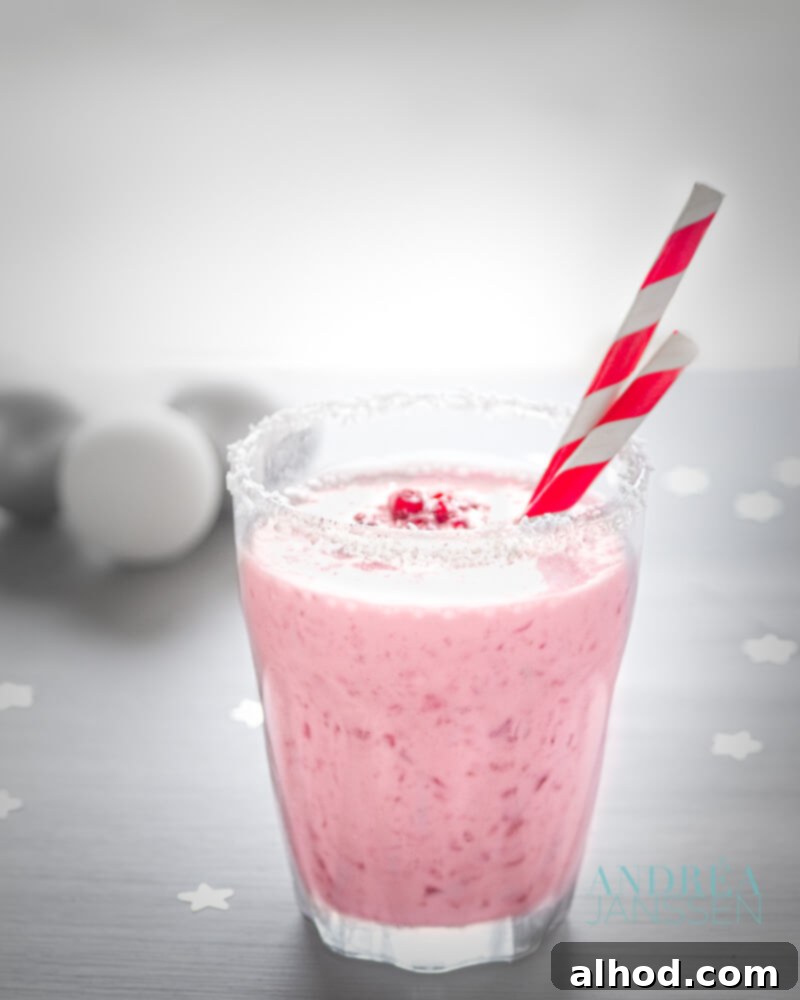 8 Delicious and Healthy Smoothies to Kickstart Your Day 3 kerst smoothie granaatappel, cranberry kokos