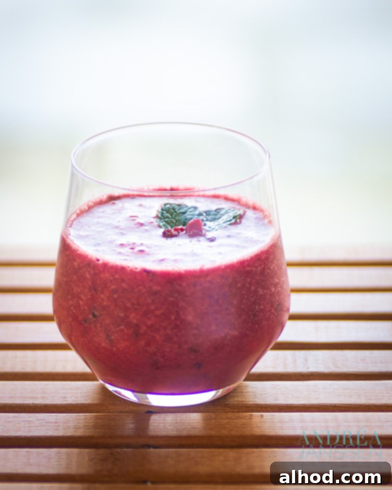 8 Delicious and Healthy Smoothies to Kickstart Your Day 4 Granaatappel, bessen en sinaasappel smoothie