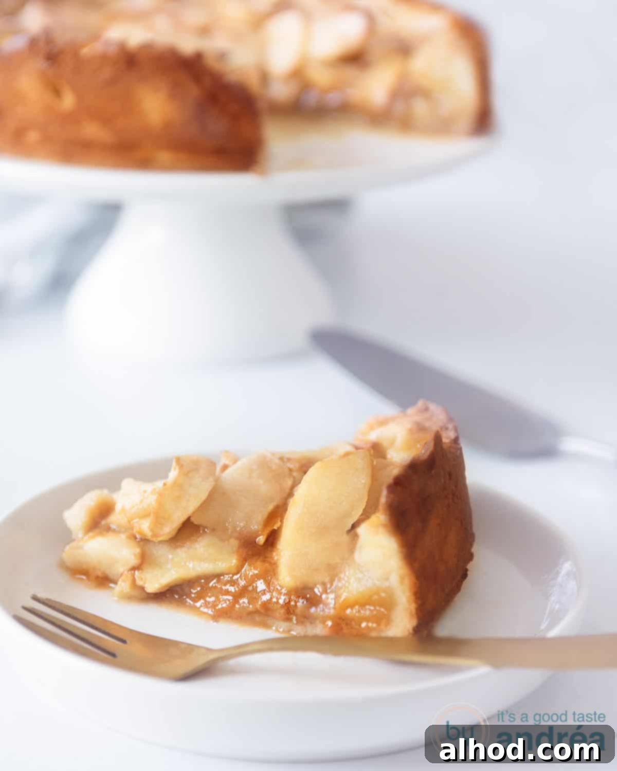 Golden Toffee Apple Pie 3 An apple pie with dulce de leche on a white plate and a tea towel