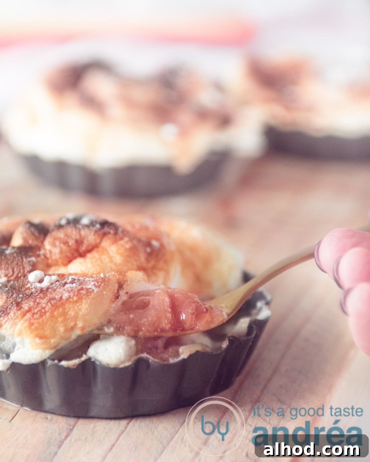 Rhubarb Custard Meringue Cloud 5 Een hoogtefoto een plank met daarop een quichevormpje gevuld met rabarber moes met custard en een schuim topping